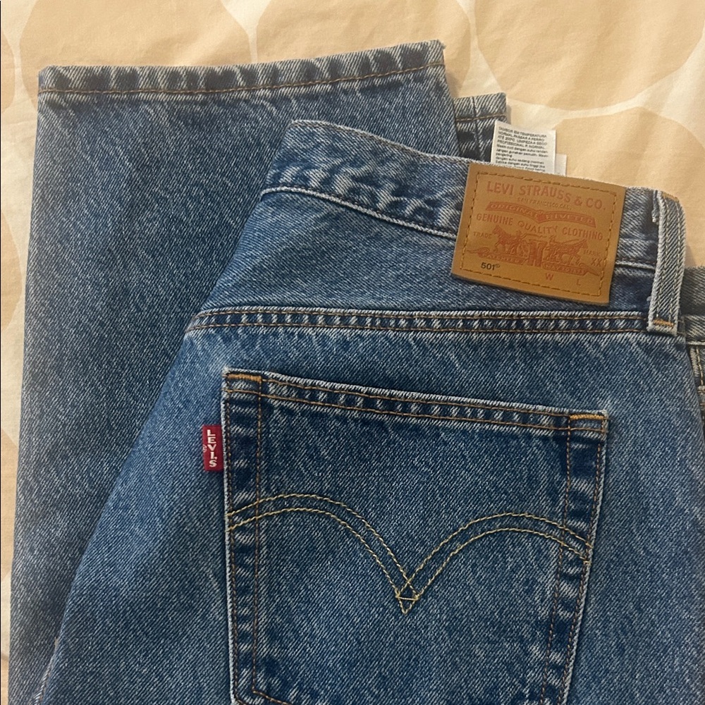 Levi's Women’s 501 Jeans with button fly - Picture 2 of 3